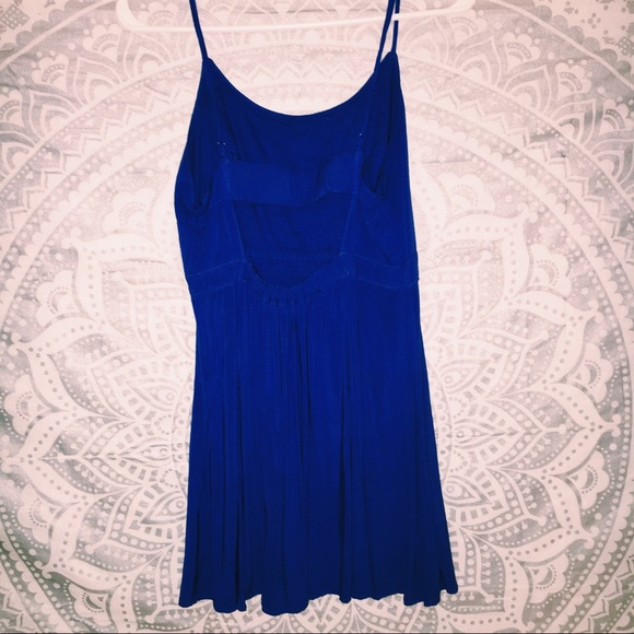 back cut-out dress - Picture 2 of 3